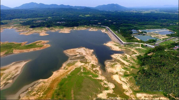 航拍海南大旱水库干涸 2.8万人现临时饮水困难