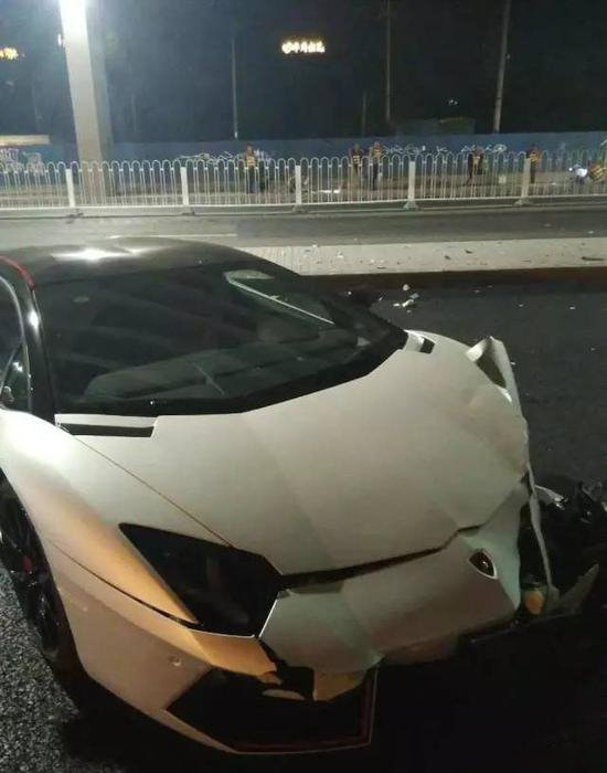 爆料：600万超跑兰博基尼LP700-4撞废！车主竟是李易峰