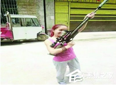 女子陌陌晒持枪照 民警顺藤摸瓜将其缴获