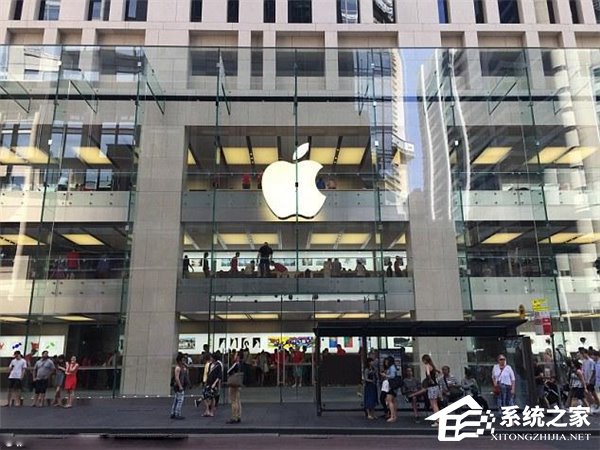 男子在苹果零售店当众看小电影,被网友上传到社交网站