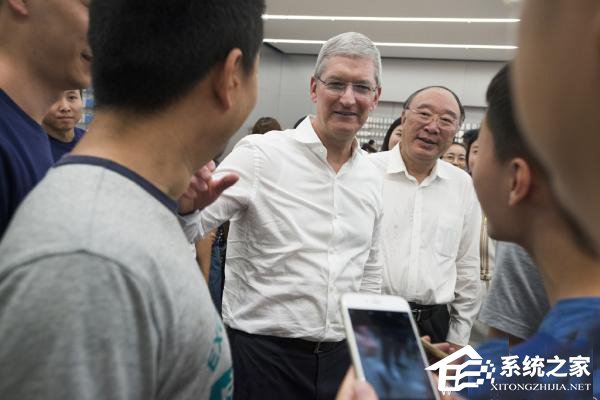 苹果CEO库克突然现身重庆苹果旗舰店 黄奇帆陪同