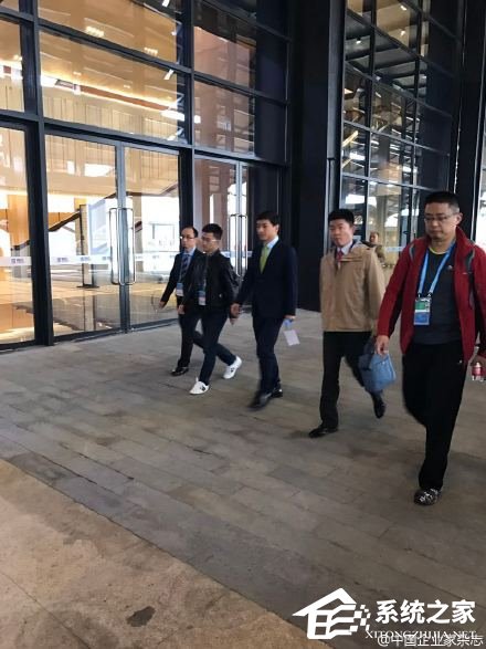 乌镇峰会趣事：百度CEO李彦宏主力手机疑似小米MIX