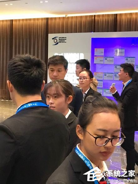 乌镇峰会趣事：百度CEO李彦宏主力手机疑似小米MIX