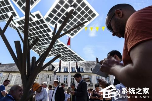 第一棵“电子树”：太阳能发电，可充电上网乘凉