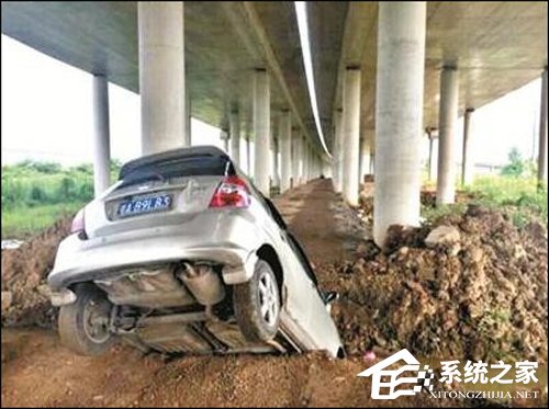 这都行？女司机深夜开车被导航带到了水沟里