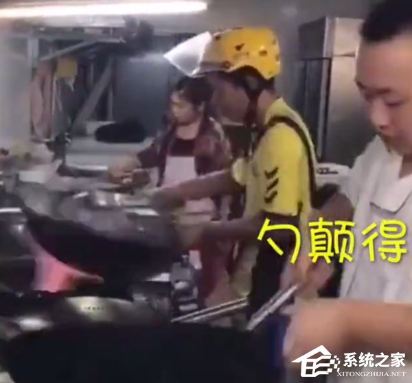 出不了餐，我着急！美团外卖小哥回应进后厨炒菜