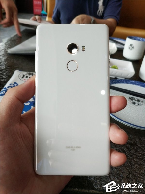 小米MIX 2尊享版怎么样？小米MIX 2白色尊享版真机上手图曝光