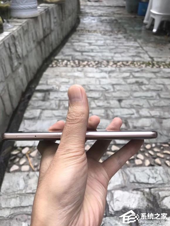屏占比惊人！网友放出华为Mate 10真机图片