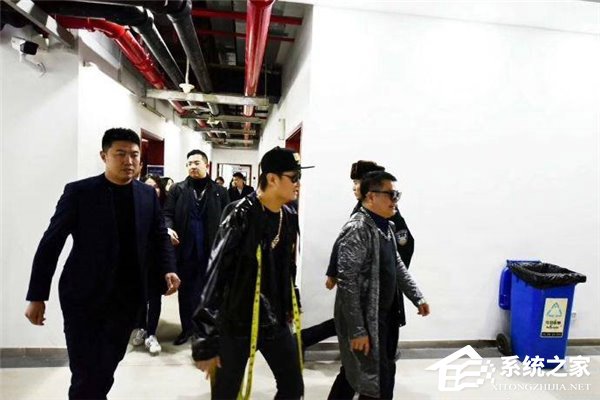 放飞自我？马化腾变身嘻哈Boy助力腾讯北京年会