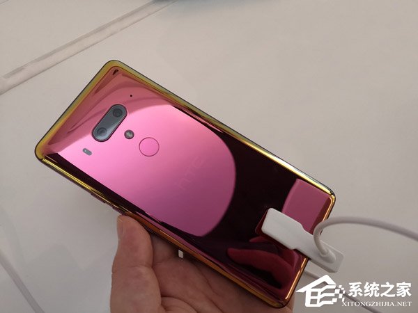 网友放出烈艳红版HTC U12+上手视频