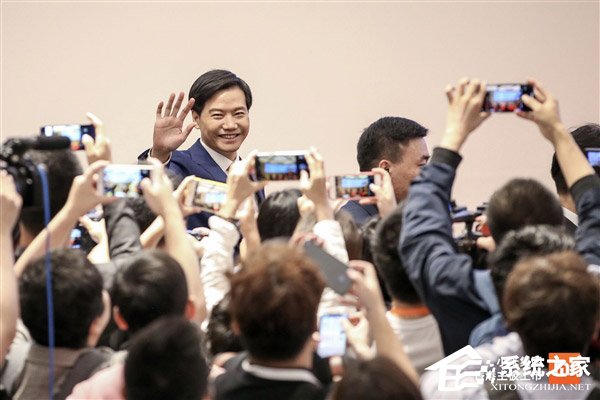 险些被挤爆!媒体放出小米港交所上市现场图