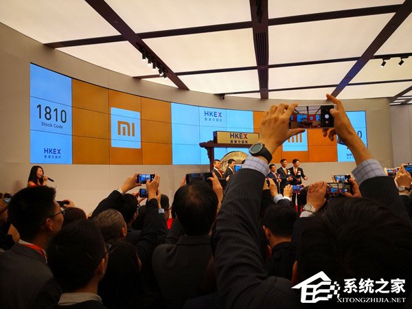 险些被挤爆!媒体放出小米港交所上市现场图