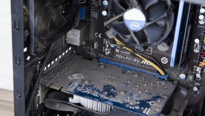 电脑开不了机,风扇总是转一下停一下