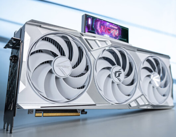 七彩虹 RTX 4090 白色火神 OC 显卡上架