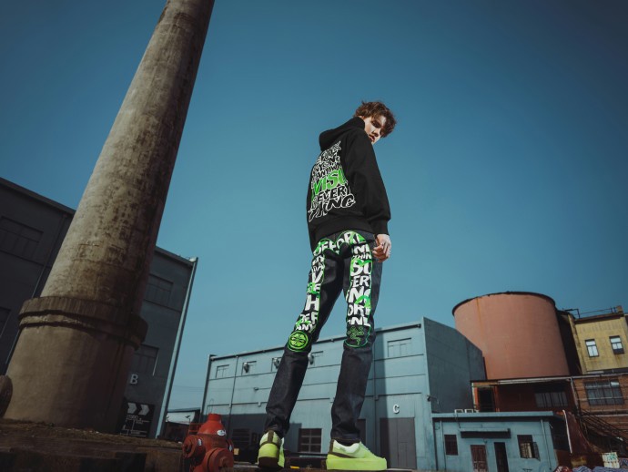 雷蛇推出 EVISU 联名系列产品，包括键