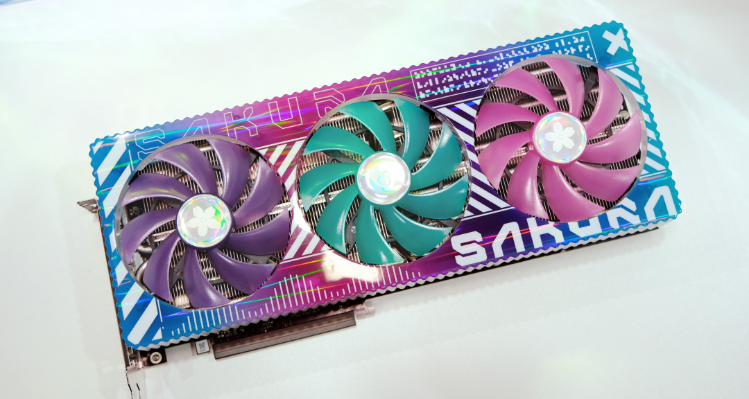 盈通 RX 7900 XT 樱瞳水着显卡降幅 1000 元，外观升级