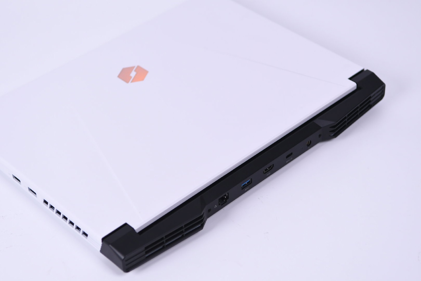 机械革命新款蛟龙 16 Pro 笔记本高清图