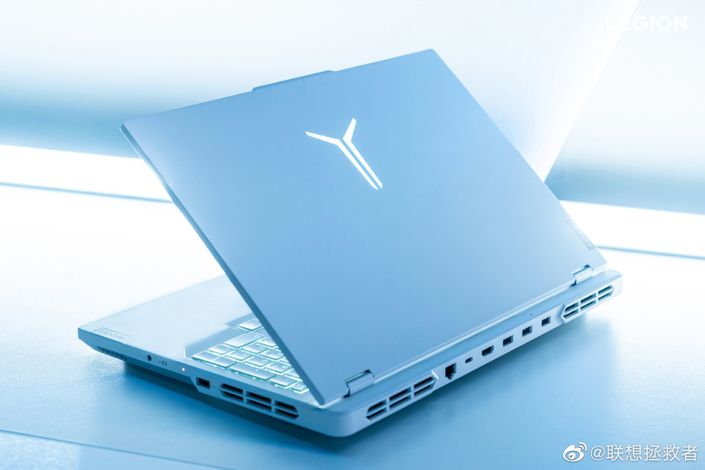 拯救者 Y9000P 2023 冰魄白配色即将登