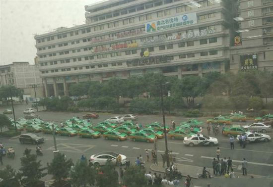 西安大量出租聚集 或为抵制网约车所致