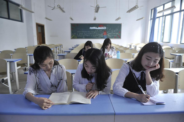 重庆3名女大学生为同学提供叫早服务 被称为“叫早女神团”