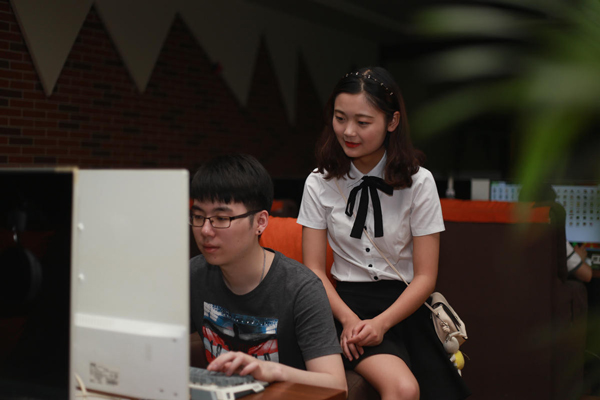 重庆3名女大学生为同学提供叫早服务 被称为“叫早女神团”