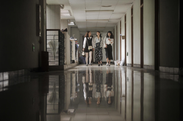 重庆3名女大学生为同学提供叫早服务 被称为“叫早女神团”
