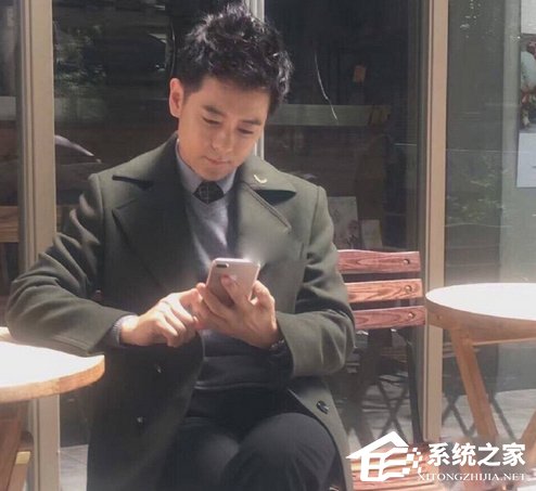 网友曝出一张林志颖玩iPhone 7 Plus的照片