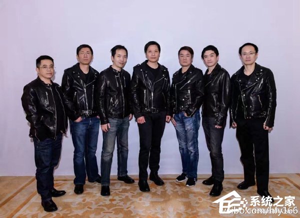 小米年会现场照片：七位高管身穿皮夹显大佬风范