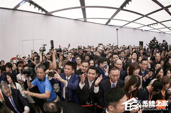 险些被挤爆！媒体放出小米港交所上市现场图