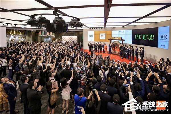 险些被挤爆！媒体放出小米港交所上市现场图