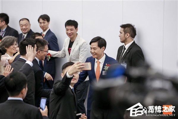 险些被挤爆！媒体放出小米港交所上市现场图
