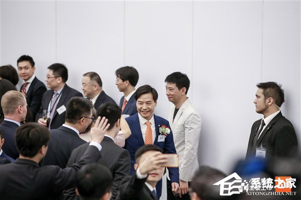 险些被挤爆！媒体放出小米港交所上市现场图