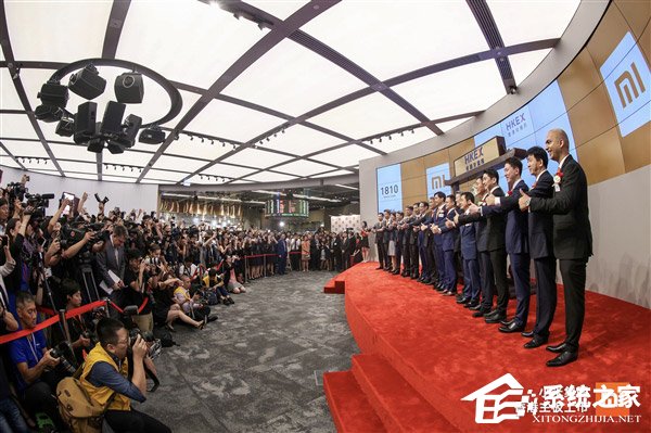 险些被挤爆！媒体放出小米港交所上市现场图