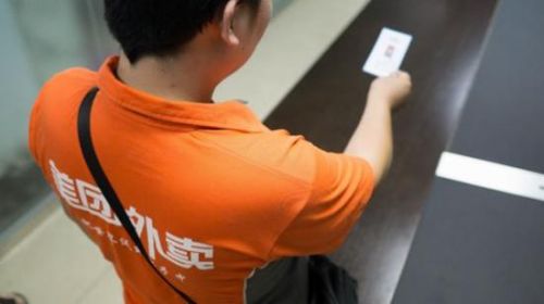 美团配送员和前方车主起争执遭殴打