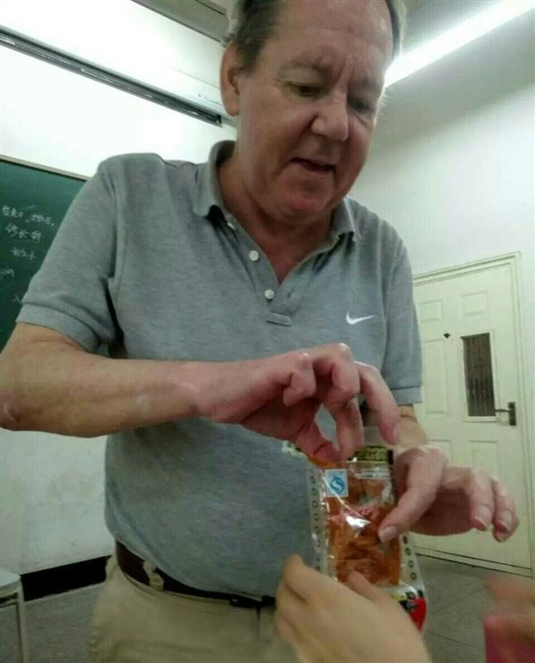 武汉高校外教吃辣条，满满的表情包