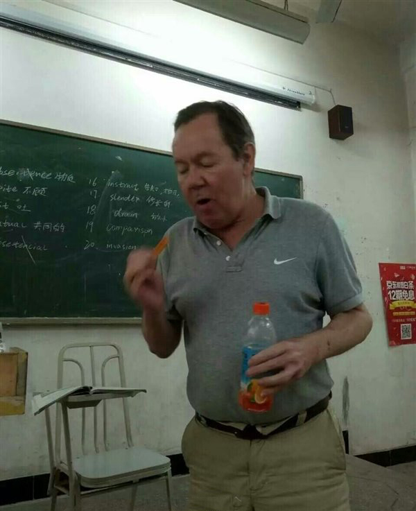 武汉高校外教吃辣条，满满的表情包