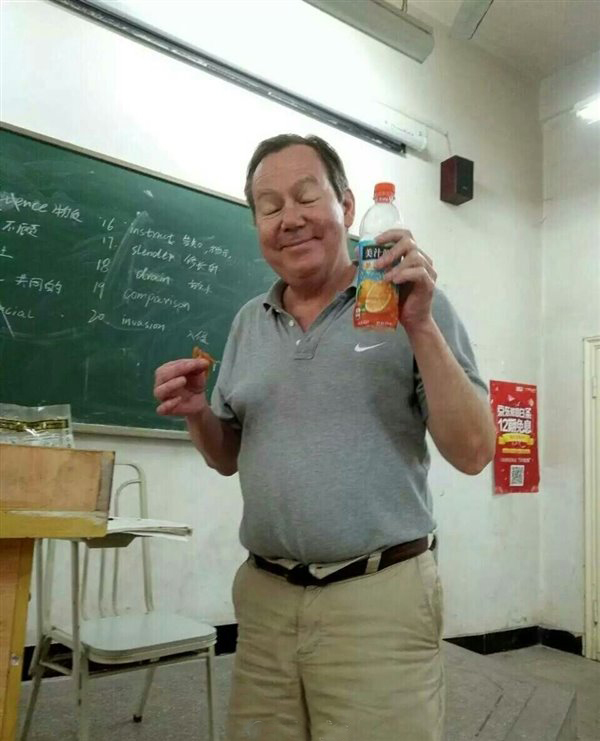 武汉高校外教吃辣条，满满的表情包