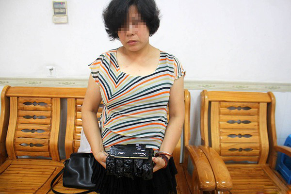 女子走私被抓获：裆部暗藏价值13万元内存条
