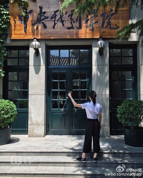 papi酱硕士论文答辩通过：果然是一个集美貌和才华于一身的女子