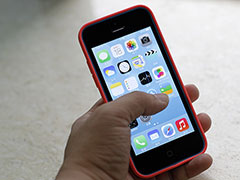苹果正遭受挤压 应降低iPhone在华的售价