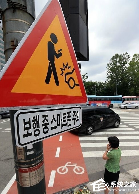 韩国试推禁手机安全标志：避免低头族发生交通事故