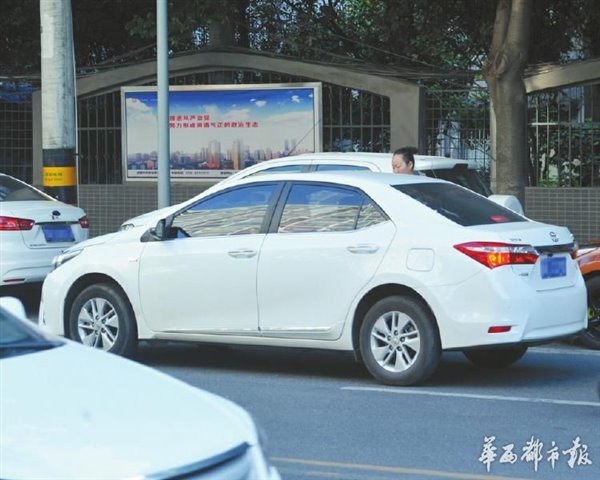 小伙手机掉专车上，司机索要千元报酬是否违法？