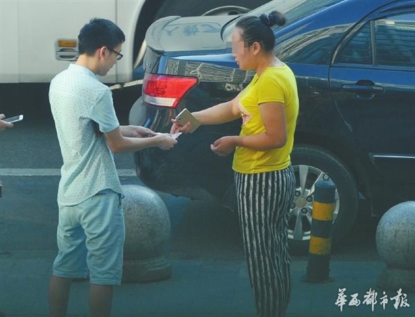 小伙手机掉专车上，司机索要千元报酬是否违法？