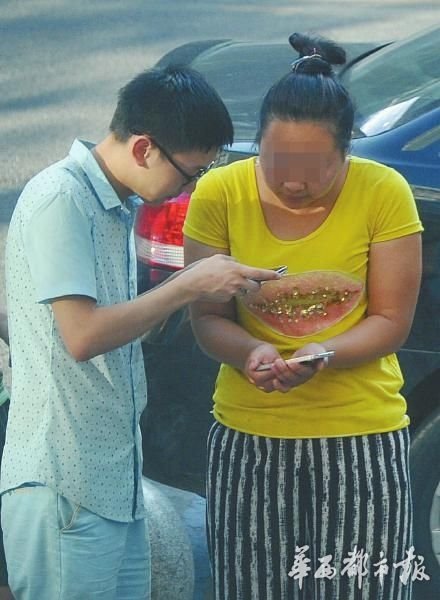 小伙手机掉专车上，司机索要千元报酬是否违法？