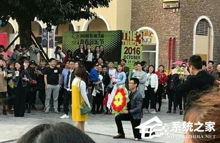 男子拿花圈当众求婚 美女甩脸离开