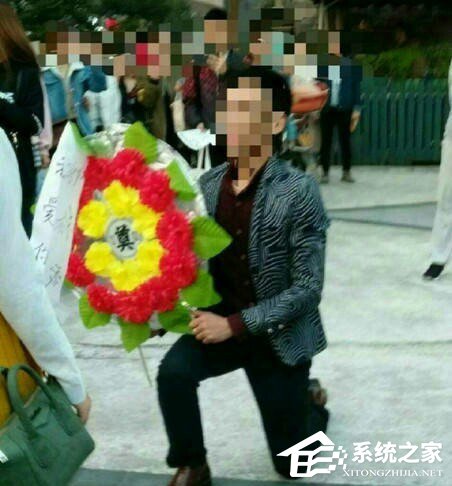 男子拿花圈当众求婚 美女甩脸离开