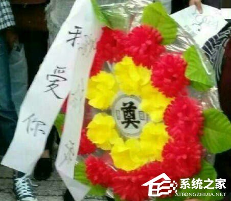 男子拿花圈当众求婚 美女甩脸离开