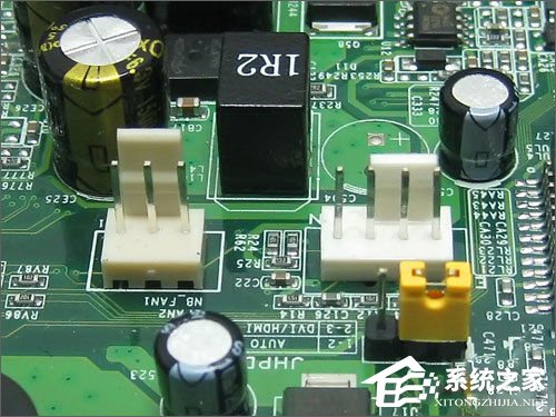 CPU风扇安装后供电接口接在主板上还是电源上?