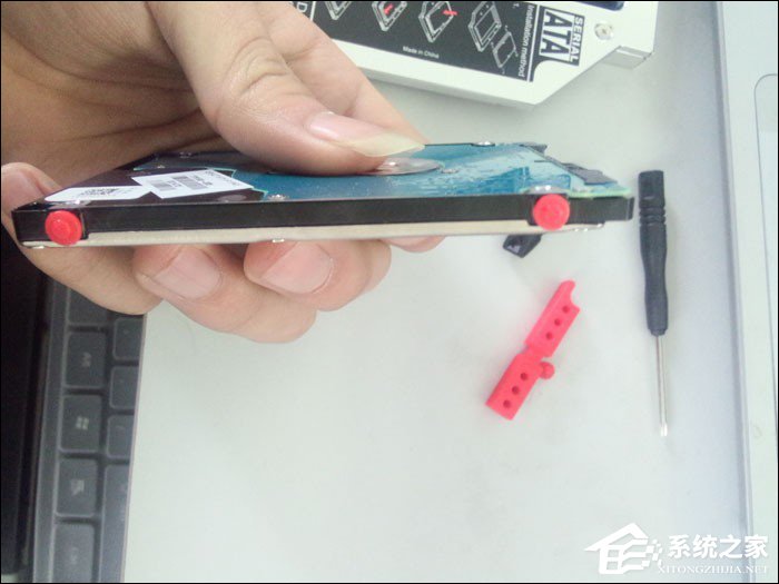 如何将SSD固态硬盘放在光驱位?笔记本光驱改固态硬盘的方法