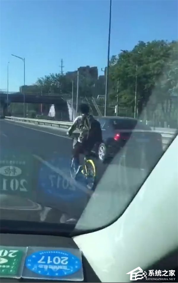 京藏高速上惊现共享单车 运营方称无法实时监控